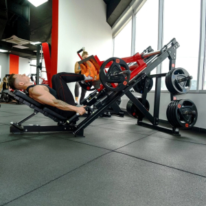 Жим ногами под углом 45 градусов на свободных весах Protrain PP191 (черно-красный)